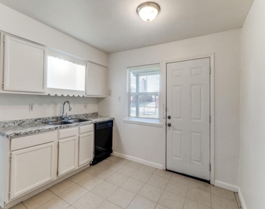 2321 Colonial - Photo Thumbnail 11