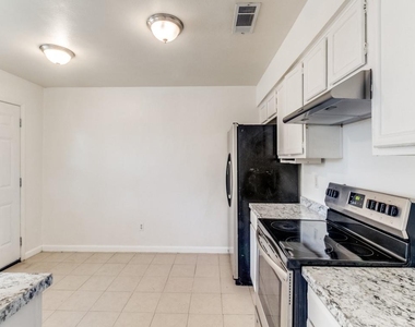 2321 Colonial - Photo Thumbnail 8