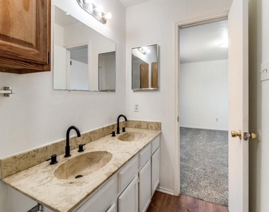 2321 Colonial - Photo Thumbnail 18