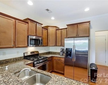 16718 Dolcetto Way - Photo Thumbnail 21