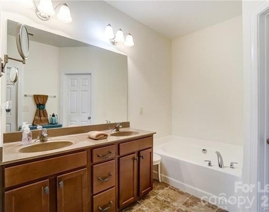 16718 Dolcetto Way - Photo Thumbnail 13