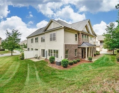 16718 Dolcetto Way - Photo Thumbnail 4