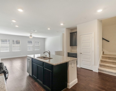 7836 Manilla Drive - Photo Thumbnail 9
