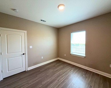 1017 Debby Court - Photo Thumbnail 13