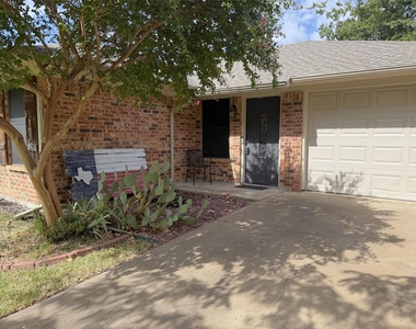 101 Kathryn Drive - Photo Thumbnail 2