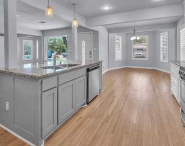 2933 S Hills Avenue - Photo Thumbnail 3