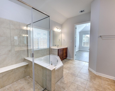 1012 Rosebay Drive - Photo Thumbnail 22
