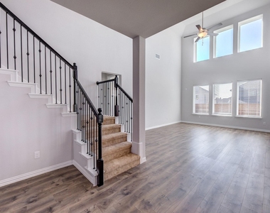 1012 Rosebay Drive - Photo Thumbnail 12