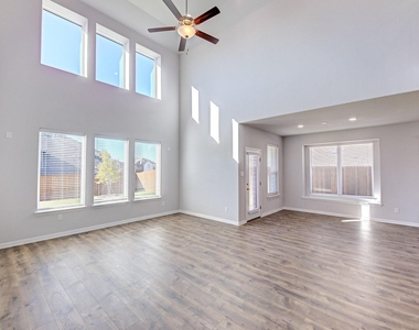 1012 Rosebay Drive - Photo Thumbnail 15