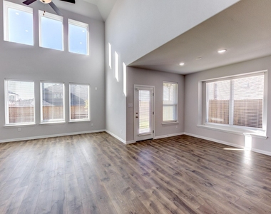 1012 Rosebay Drive - Photo Thumbnail 13