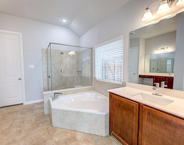 1012 Rosebay Drive - Photo Thumbnail 20