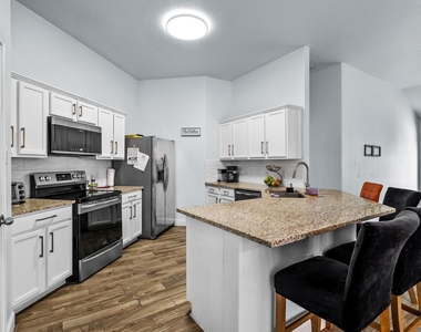 5540 Crestwood Drive - Photo Thumbnail 2