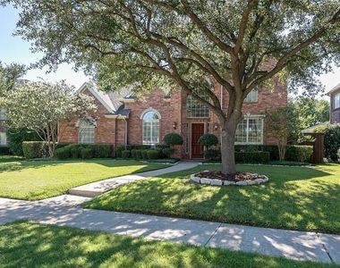 220 Redwood Drive - Photo Thumbnail 2