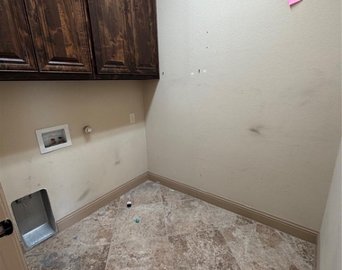607 Deverson Drive - Photo Thumbnail 12