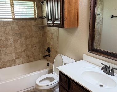 607 Deverson Drive - Photo Thumbnail 7
