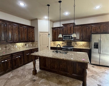 607 Deverson Drive - Photo Thumbnail 10