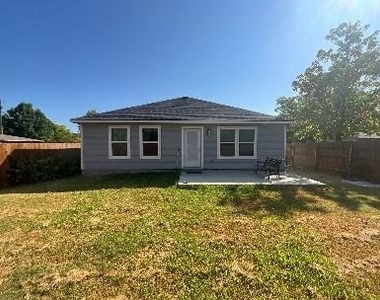504 Thomas Street - Photo Thumbnail 2