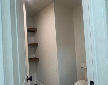 2806 Windsor Avenue - Photo Thumbnail 10