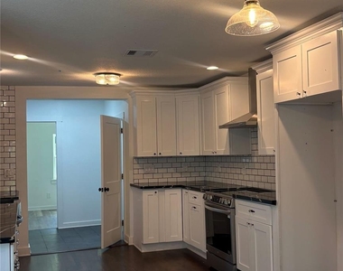 2806 Windsor Avenue - Photo Thumbnail 3