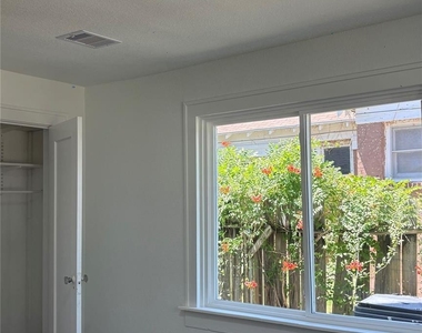 2806 Windsor Avenue - Photo Thumbnail 6