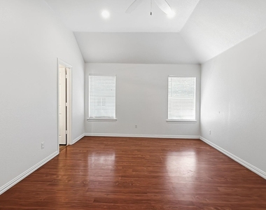 1077 Westgrove Drive - Photo Thumbnail 8