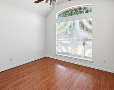 1077 Westgrove Drive - Photo Thumbnail 15