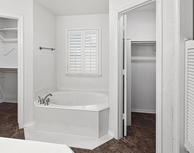 1077 Westgrove Drive - Photo Thumbnail 10
