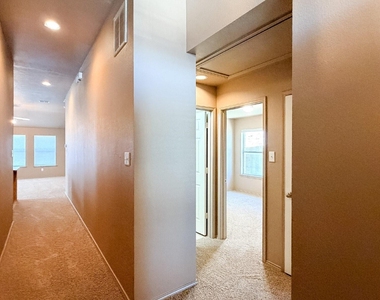 633 Canoe Way - Photo Thumbnail 1
