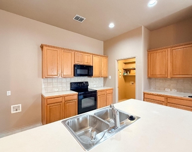 633 Canoe Way - Photo Thumbnail 9