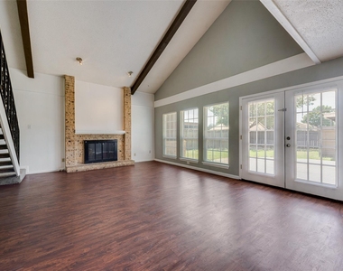 209 N Saint Johns Drive - Photo Thumbnail 8