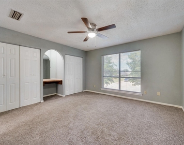 209 N Saint Johns Drive - Photo Thumbnail 14