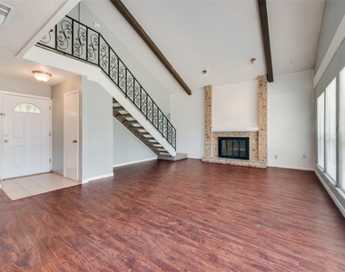 209 N Saint Johns Drive - Photo Thumbnail 9