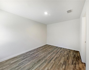 1005 Dawson Street - Photo Thumbnail 10