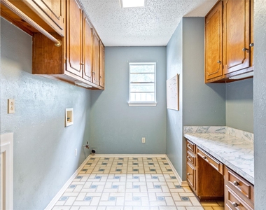 8921 Crosswind Drive - Photo Thumbnail 22
