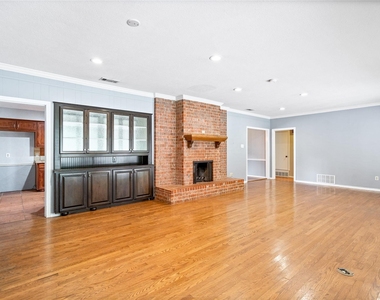 8921 Crosswind Drive - Photo Thumbnail 10