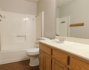2214 Bernard Street - Photo Thumbnail 11