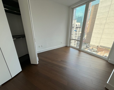 222 East 44th Street - Photo Thumbnail 3
