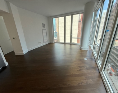 222 East 44th Street - Photo Thumbnail 2