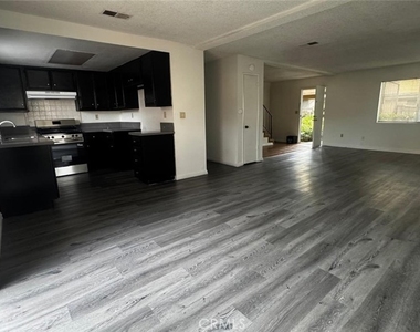 415 S Orange Ave #a - Photo Thumbnail 3