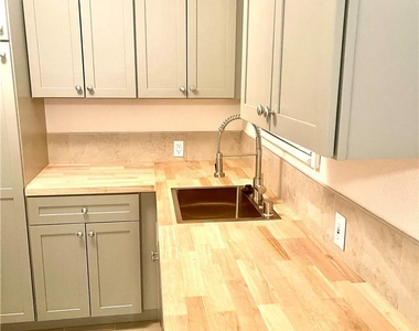 5758 Vineland Avenue - Photo Thumbnail 17