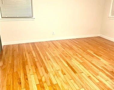 5758 Vineland Avenue - Photo Thumbnail 11