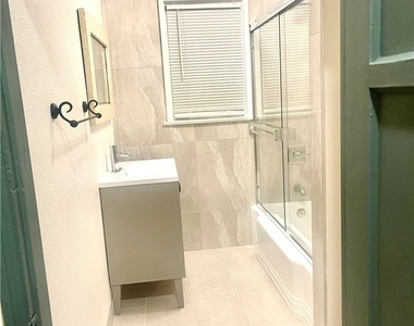 5758 Vineland Avenue - Photo Thumbnail 7