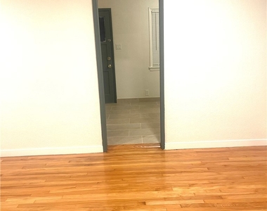 5758 Vineland Avenue - Photo Thumbnail 19