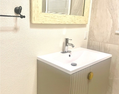 5758 Vineland Avenue - Photo Thumbnail 6