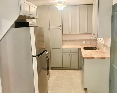 5758 Vineland Avenue - Photo Thumbnail 2