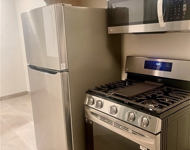 5758 Vineland Avenue - Photo Thumbnail 4