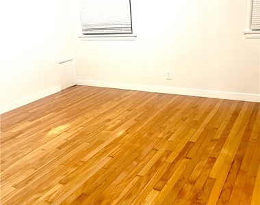 5758 Vineland Avenue - Photo Thumbnail 12