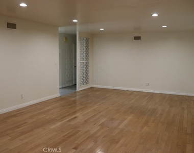 18616 Lassen Street - Photo Thumbnail 10