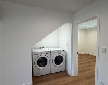 14165 Erwin Street - Photo Thumbnail 9