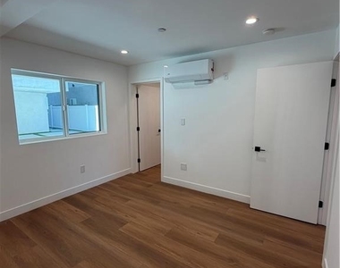 14165 Erwin Street - Photo Thumbnail 4